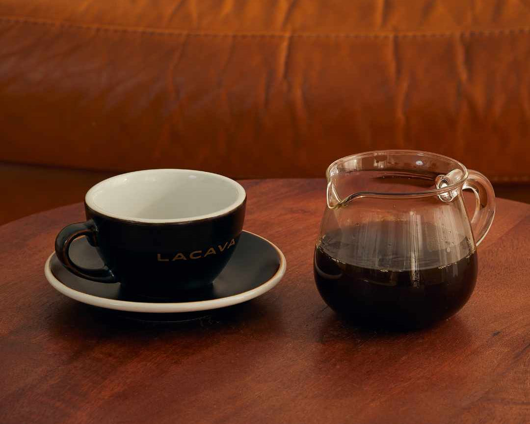 Ile kofeiny naprawdę jest w espresso vs. przelewie? Jak wpływa obróbka, odmiana i wypał?